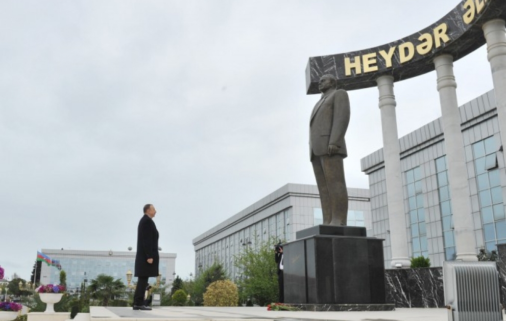 Prezident İlham Əliyev Lənkəranda Ümummilli Liderin abidəsini ziyarət edib