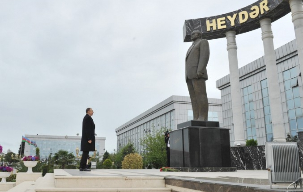 President Ilham Aliyev visited a statue of national leader Heydar Aliyev in Lankaran