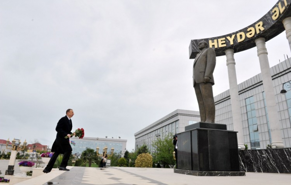 Aserbaidschans Präsident Ilham Aliyev hat in Lenkoran das Denkmal des Nationalleaders Heydar Aliyev besucht