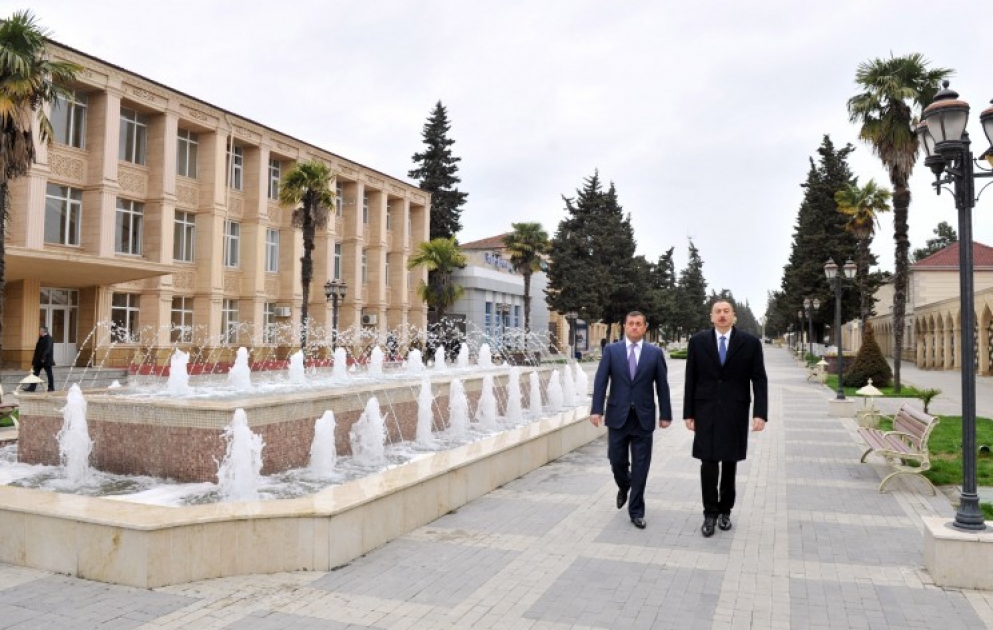 Aserbaidschans Präsident Ilham Aliyev hat im Rayon Astara das Denkmal des Nationalleaders Heydar Aliyev besucht