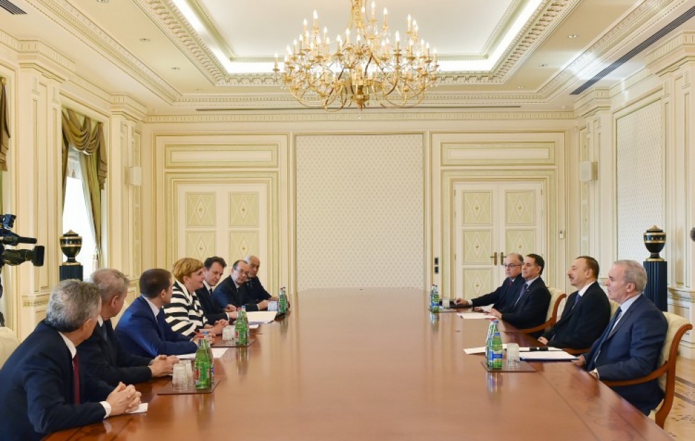Aserbaidschans Präsident Ilham Aliyev hat eine Delegation um die Ministerin für wirtschaftliche Entwicklung Italiens empfangen