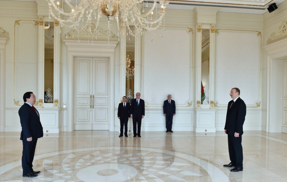 Präsident Ilham Aliyev hat den neuen Botschafter von Vietnam zur Entgegennahme des Beglaubigungsschreibens empfangen