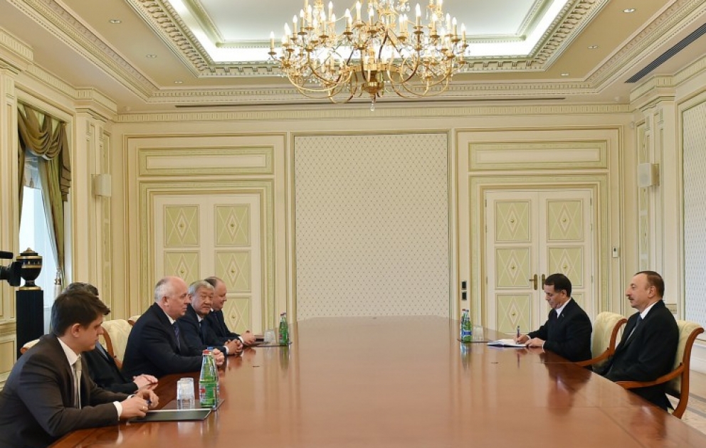 Präsident von Aserbaidschan Ilham Aliyev hat eine Delegation um den Generaldirektor der Staatlichen Gesellschaft „Rostech“ Sergey Tschemezov empfangen