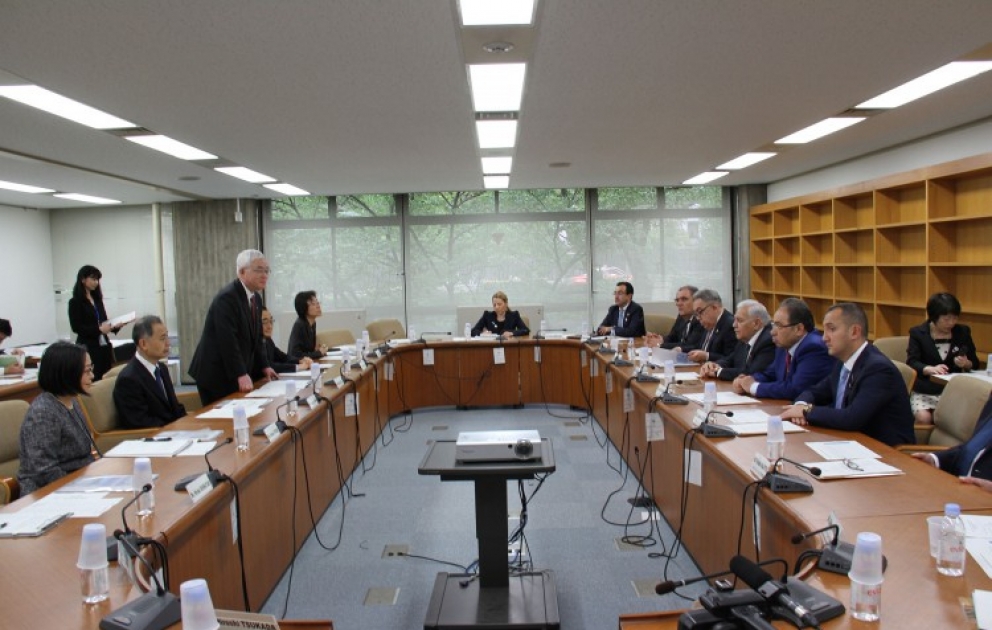 Aserbaidschanische Parlamentsdelegation besucht die Bibliothek des japanischen Parlaments