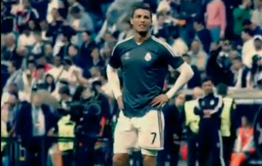Kriştiano Ronaldo topla təsadüfən vurduğu uşağa formasını hədiyyə edib