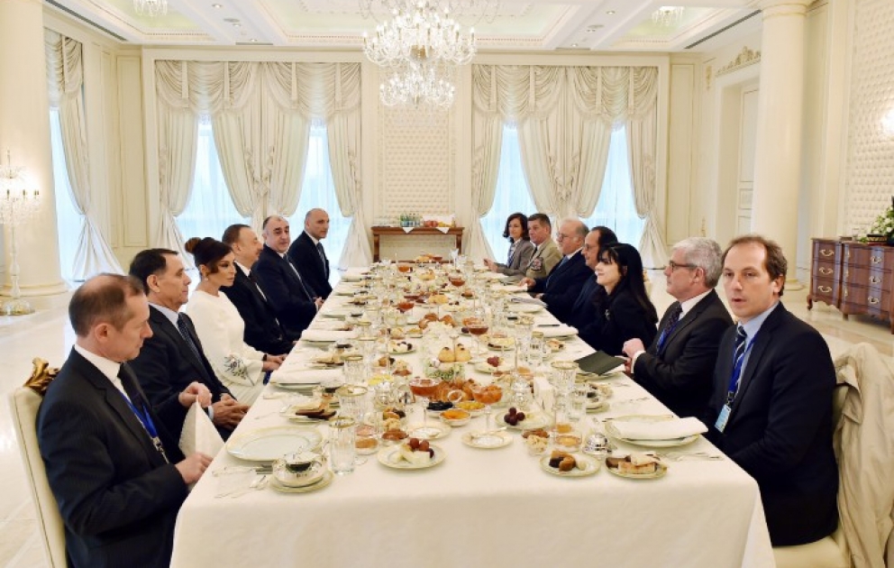 Le président Ilham Aliyev et le président François Hollande ont pris leur petit déjeuner ensemble