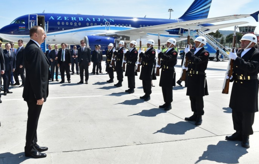 Arbeitsbesuch des Präsidenten von Aserbaidschan Ilham Aliyev in der Türkei

Empfang im Flughafen Çanakkale