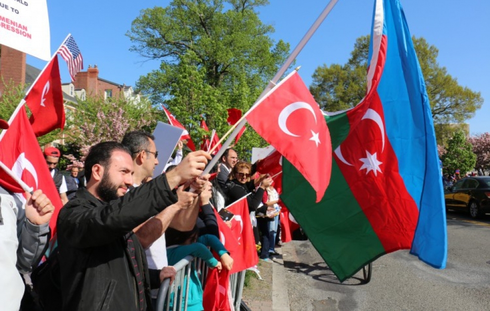 Vaşinqtonda Türkiyə səfirliyi qarşısında türk və Azərbaycan icmalarının etiraz nümayişi olub