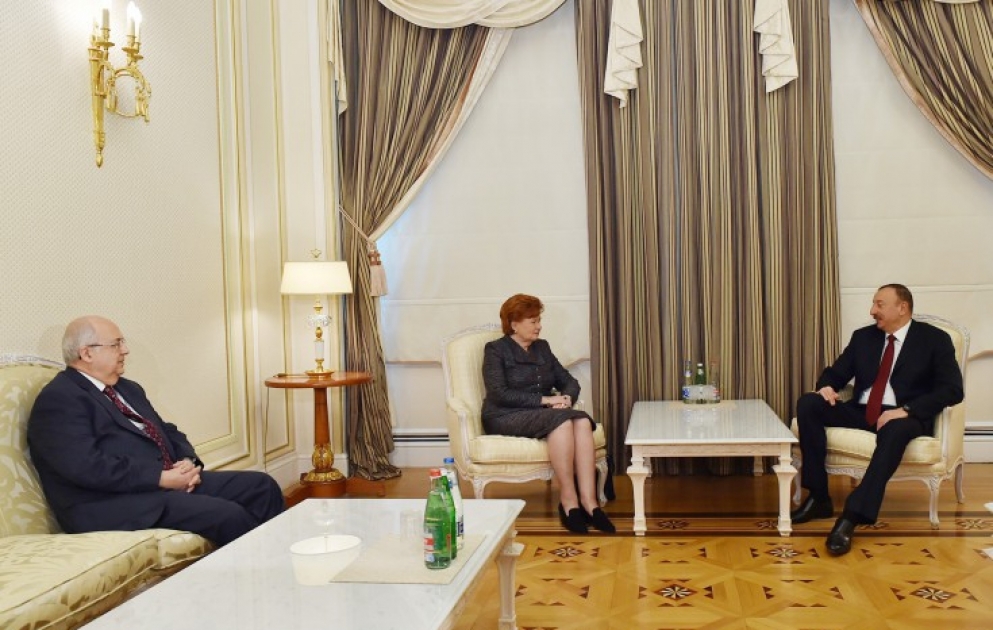 Le président Ilham Aliyev a reçu l’ancienne présidente lettone et le directeur de la Bibliothèque d’Alexandrie