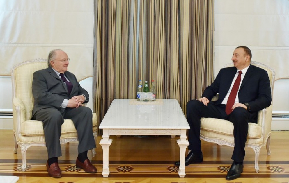 Präsident Ilham Aliyev hat eine Delegation um den Präsidenten des repräsentativen Rates der jüdischen Institutionen von Frankreich empfangen