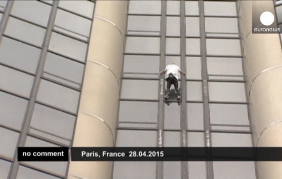 Un grimpeur français escalade la tour de Montparnasse