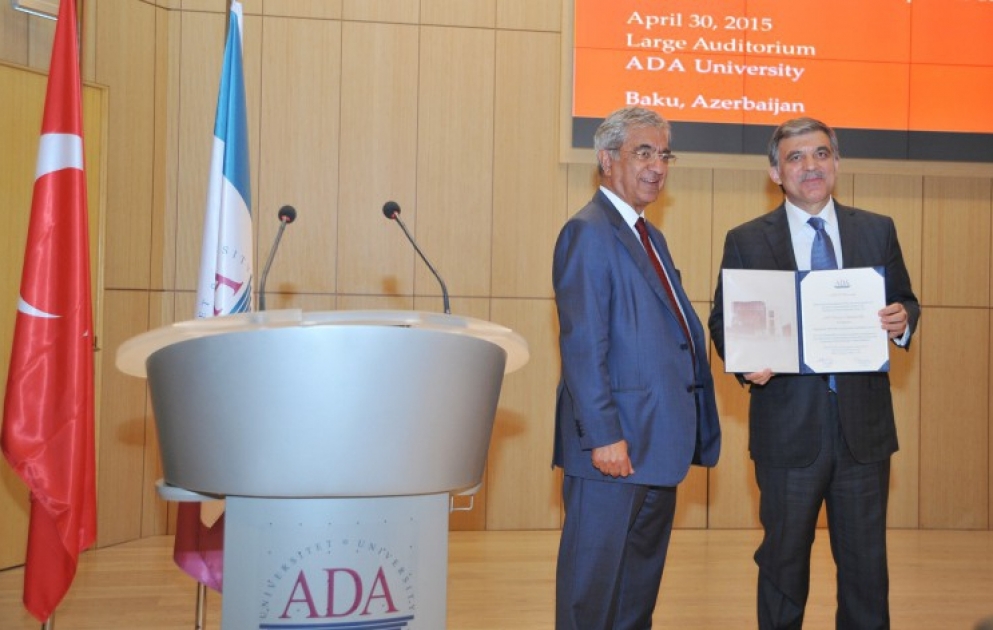Abdullah Gül ADA Universitetinin fəxri doktoru oldu