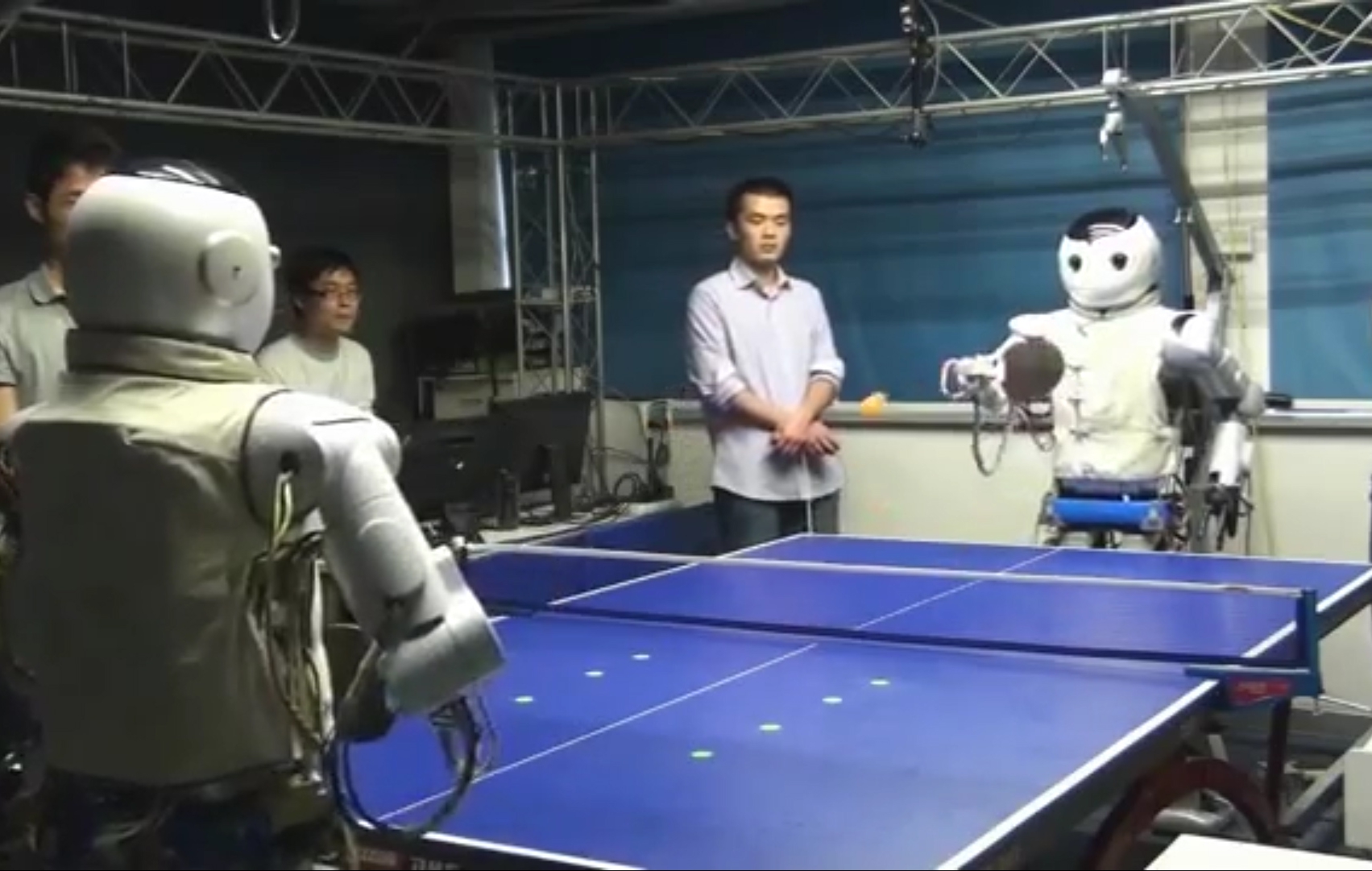 Робот играющий в настольный теннис. Робот против человека. Робот пинг. Робот на кортах.