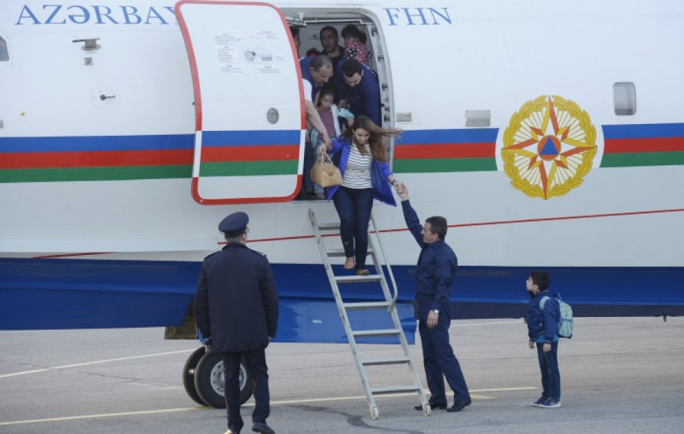 Les citoyens azerbaïdjanais et géorgiens évacués du Népal arrivent à Bakou au bord d’un avion du Ministère des Situations d’urgence