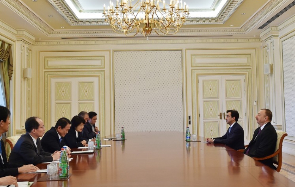 Präsident Ilham Aliyev hat eine japanische Delegation um den stellvertretenden Premierminister empfangen