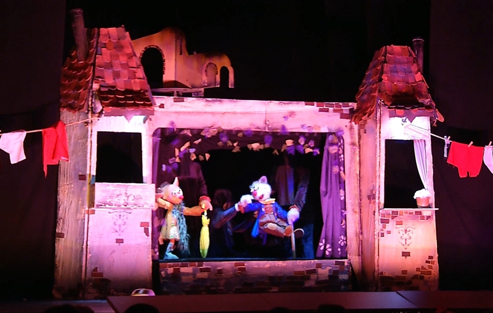 Kukla Teatrı bu gün: Skype ilə danışan divlər