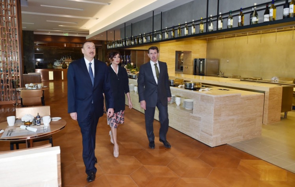 Aserbaidschans Präsident Ilham Aliyev nimmt an der Eröffnung des Hotels “Intourist” teil
