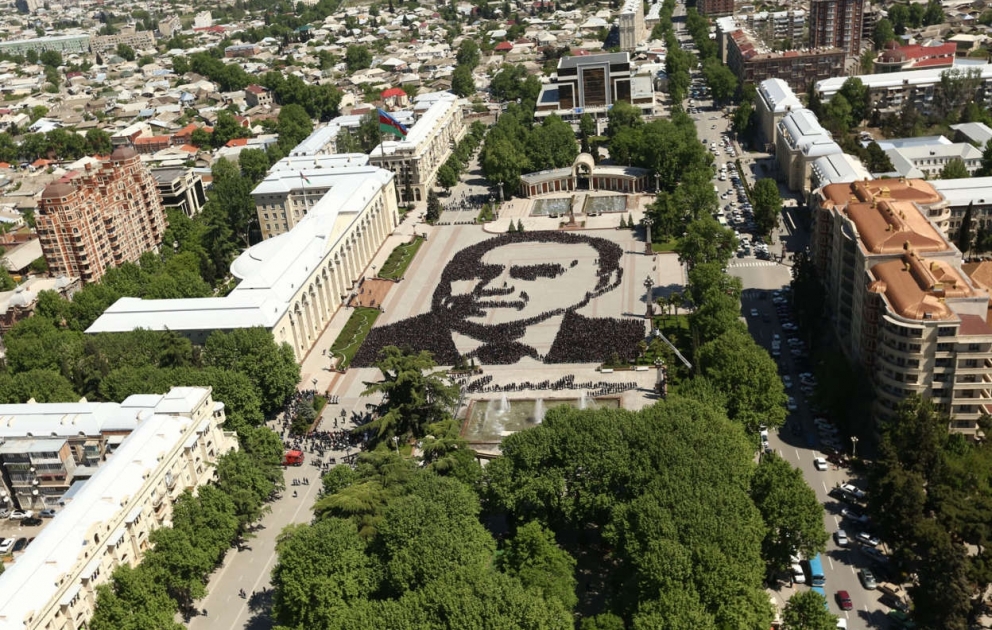 Gandja: des milliers de jeunes se réunissent pour le flashmob du portrait Heydar Aliyev