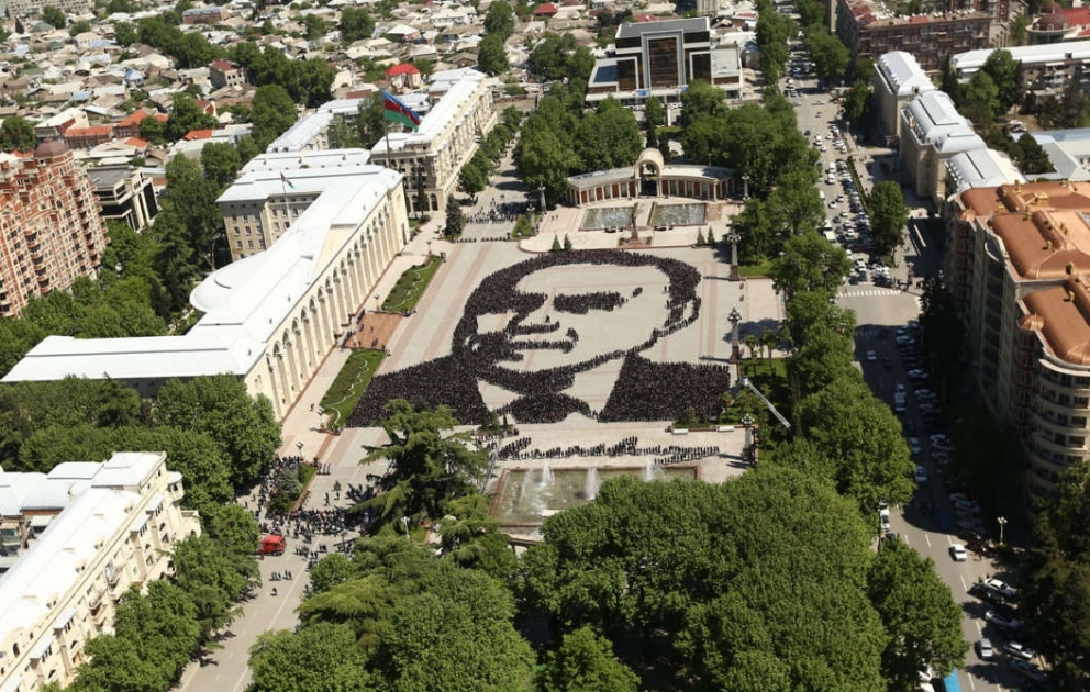 Thousands of youngsters create human portrait of national leader Heydar Aliyev