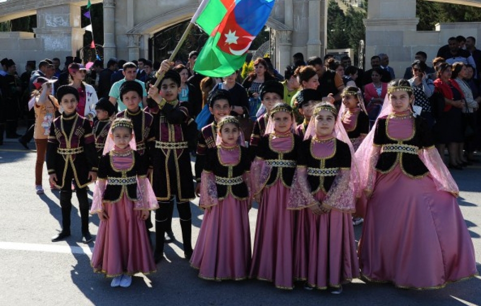 Fackel der Europaspiele Baku-2015 auf dem uralten Boden Karabach