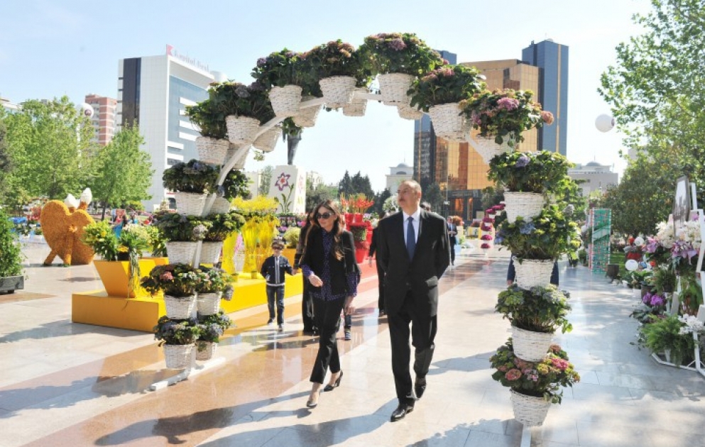Prezident İlham Əliyev ümummilli lider Heydər Əliyevin anadan olmasının 92-ci ildönümü münasibətilə paytaxtda təşkil olunmuş Gül bayramında iştirak edib