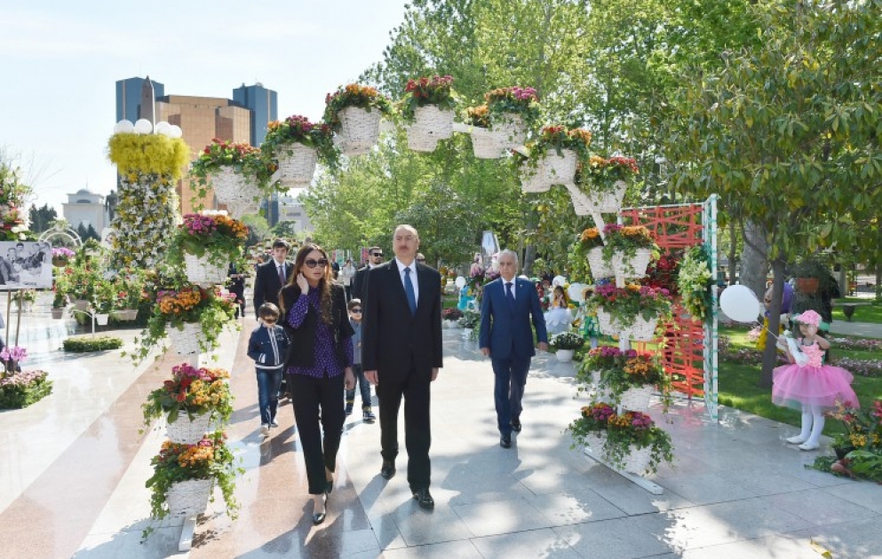Le président azerbaïdjanais à la Fête des fleurs consacrée au 92e anniversaire de la naissance du dirigeant historique Heydar Aliyev