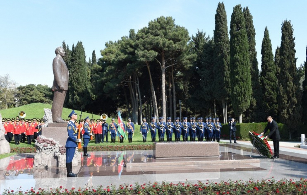 President Ilham Aliyev visited the grave of national leader Heydar Aliyev