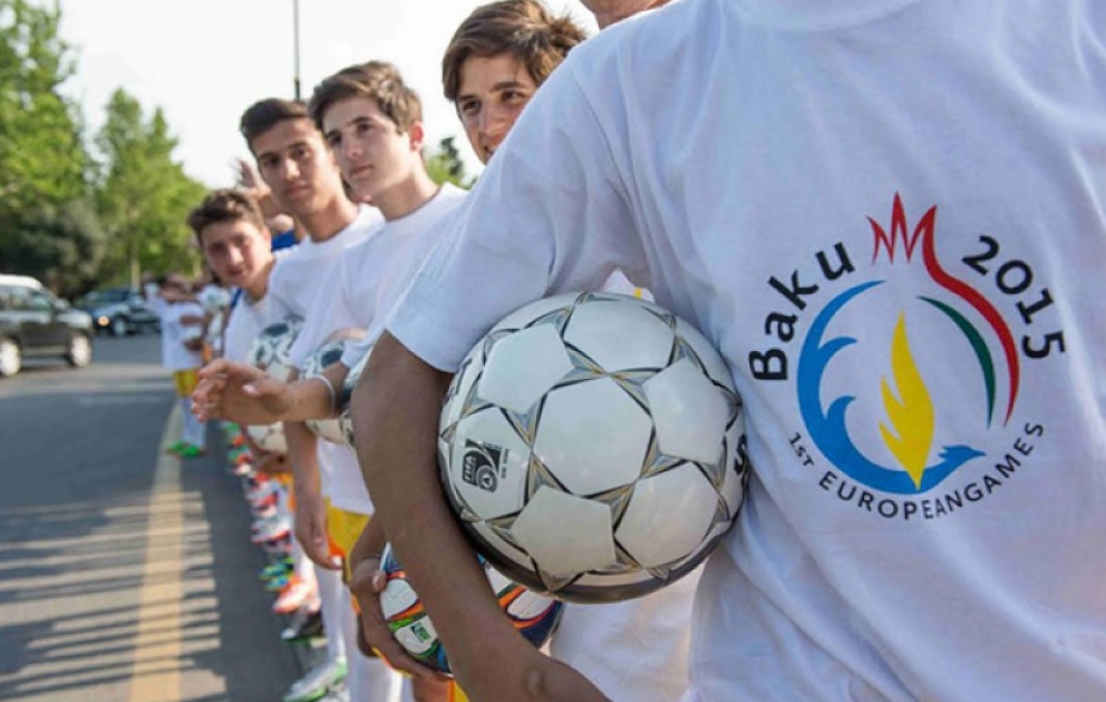 Futbolçular I Avropa Oyunları ilə bağlı fləşmob keçirdi