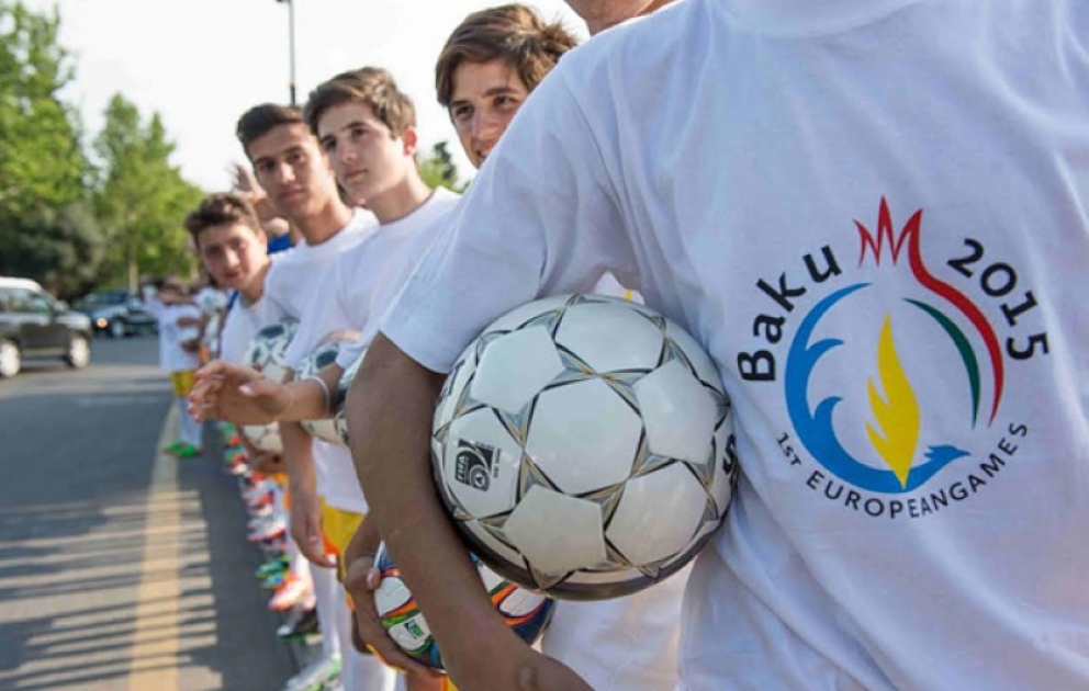 Fussballspieler haben im Zusammenhang mit ersten Europaspielen einen Flashmob durchgeführt