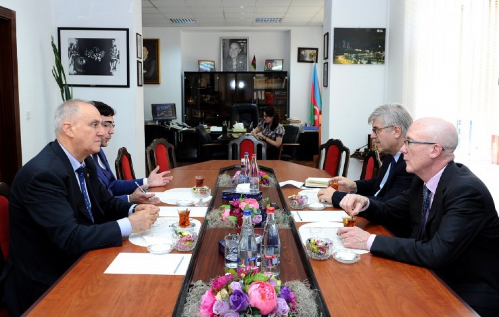 Chefs von Nachrichtenagenturen Press Association und Associated Press haben AZERTAC besucht