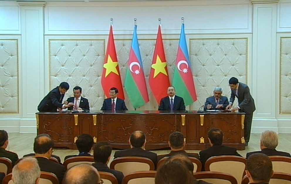 La cérémonie de signature des documents azerbaïdjano – vietnamiens