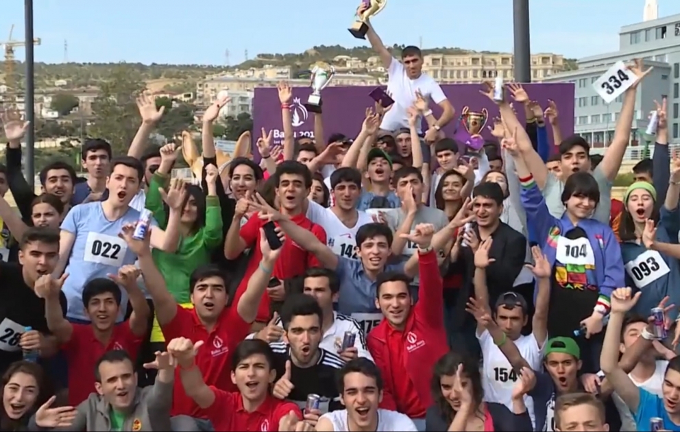 “Bakı-2015” könüllülərinin bulvarda yürüşü