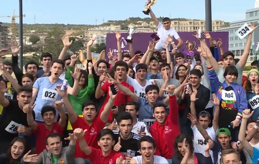 Lauf von Freiwilligen von „Baku-2015“ im Boulevard