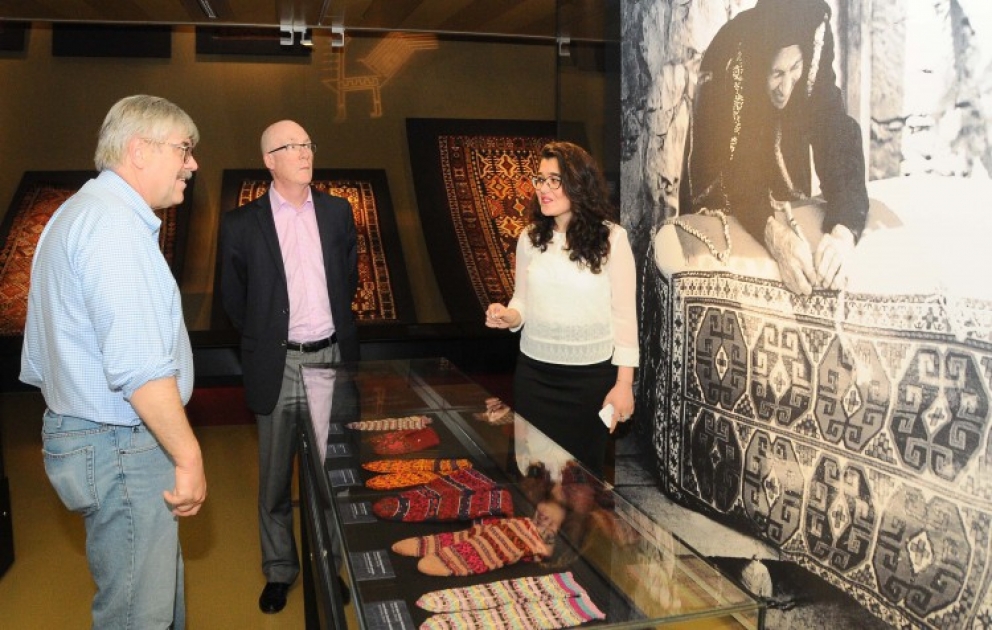 Gäste der Nachrichtenagentur AZERTAC haben das Museum für aserbaidschanische Teppiche und den Feuertempel besucht