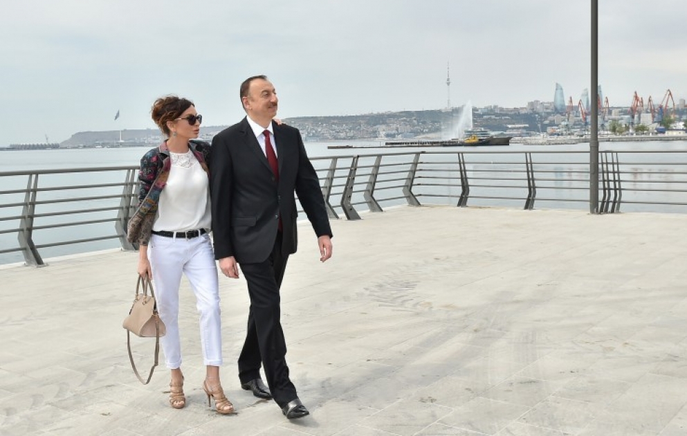 Präsident Ilham Aliyev hat im Boulevard „Weiße Stadt“ geschaffene Bedingungen inspiziert