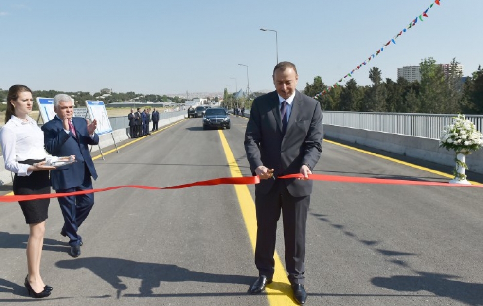 Президент Ильхам Алиев принял участие в открытии моста, соединяющего территорию Международного автовокзала с Бакинской окружной дорогой, и дороги, ведущей к Комплексу стендовой стрельбы