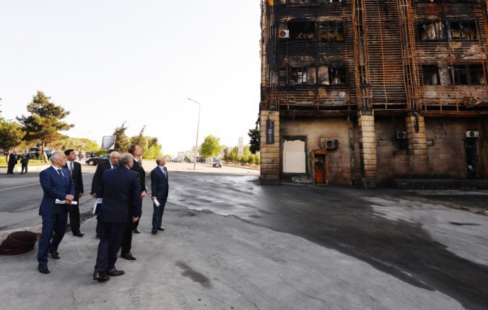 Le président azerbaïdjanais Ilham Aliyev s’est rendu sur les lieux de l’incendie de l’immeuble de plusieurs étages dans l’arrondissement de Binéguédi