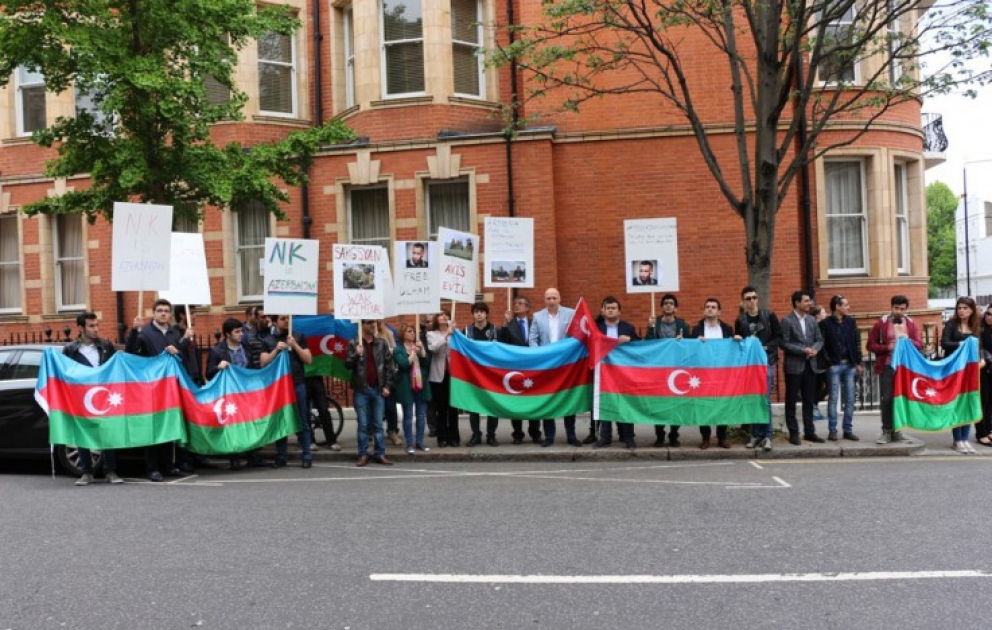 Həmvətənlərimiz Ermənistanın Londondakı səfirliyi qarşısında etiraz aksiyası keçiriblər