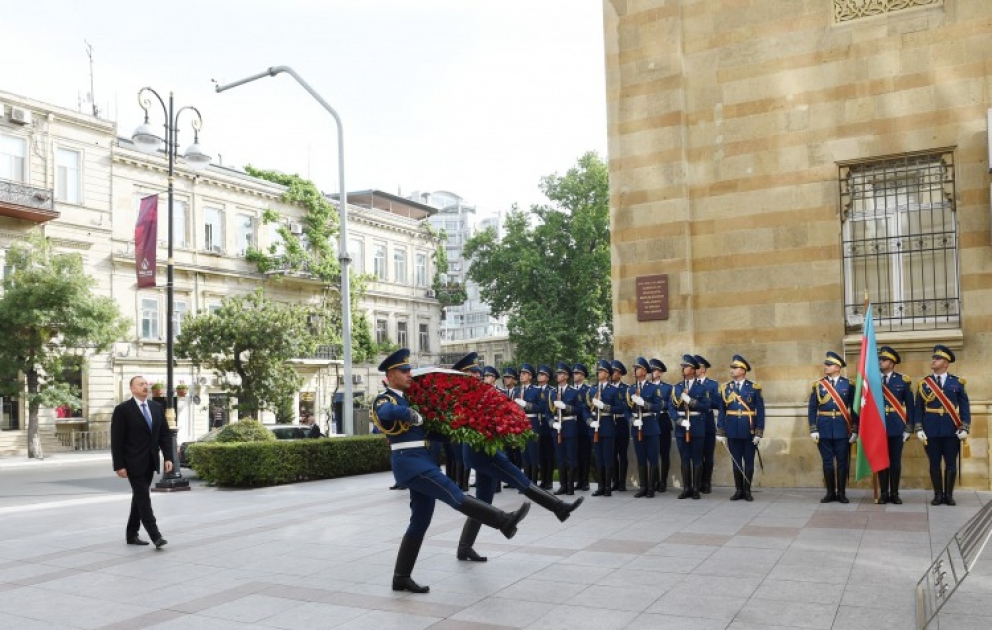 Le président Ilham Aliyev visite le monument érigé en l’honneur de la République démocratique d’Azerbaïdjan
