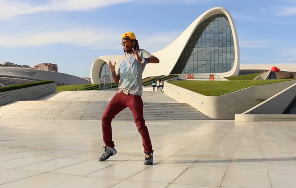 Le danseur américain Marcus Scott a partagé deux nouvelles vidéos tournées à Bakou