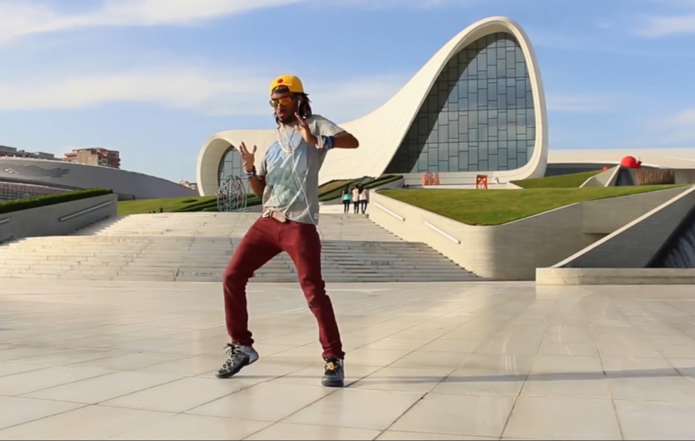Berühmter amerikanischer Tänzer Marquese Scott hat ein Video von in Baku gedrehten zwei neuen Tänzen gepostet