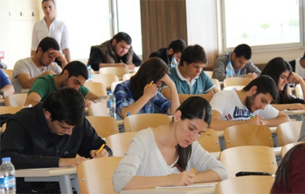 В Азербайджане проходят выпускные экзамены