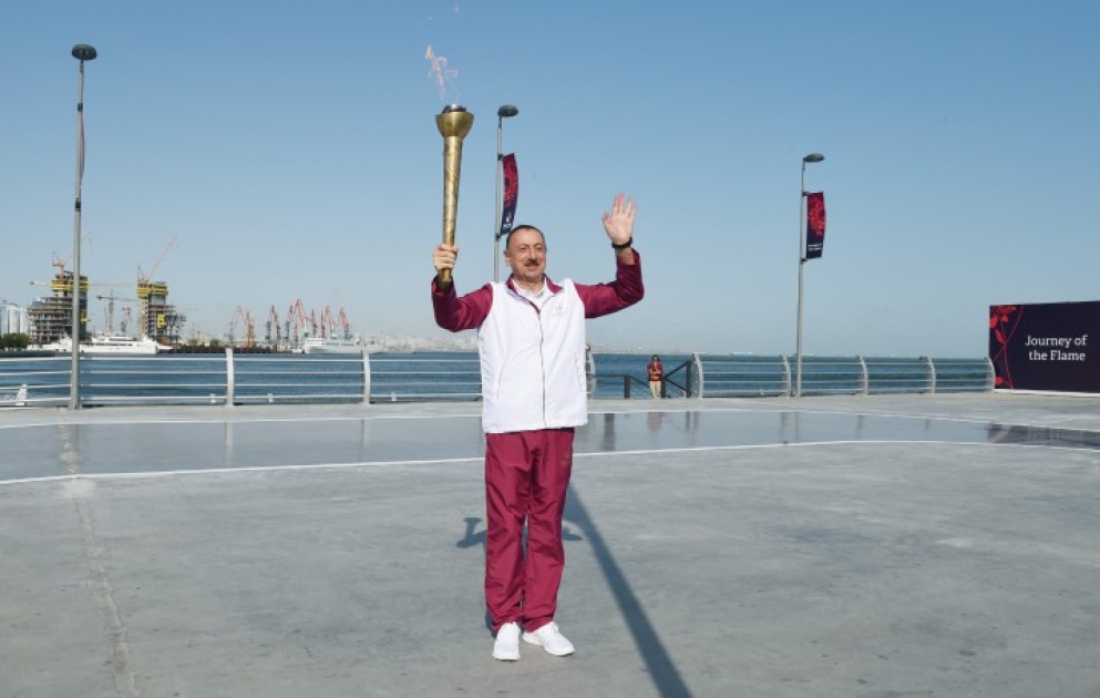 Le président Ilham Aliyev a reçu la flamme au port «Sadko» au Parc national en bord de mer