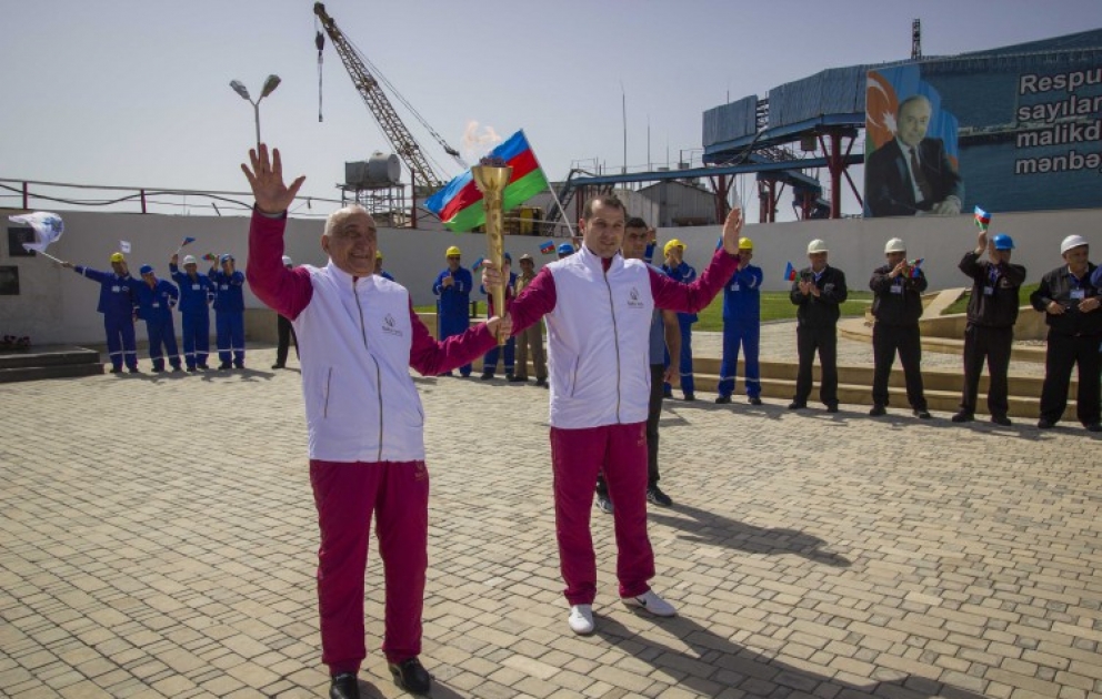 Fackel der ersten Europäischen Spiele "Baku-2015" in den Erdölsteinen