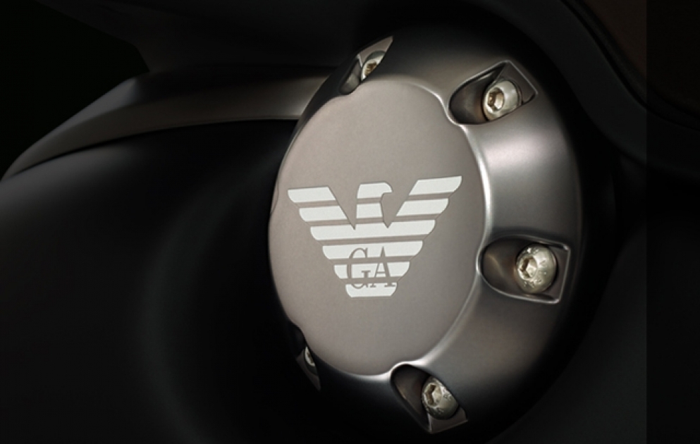 Emporio Armani и Vespa объединились для создания ретроскутера