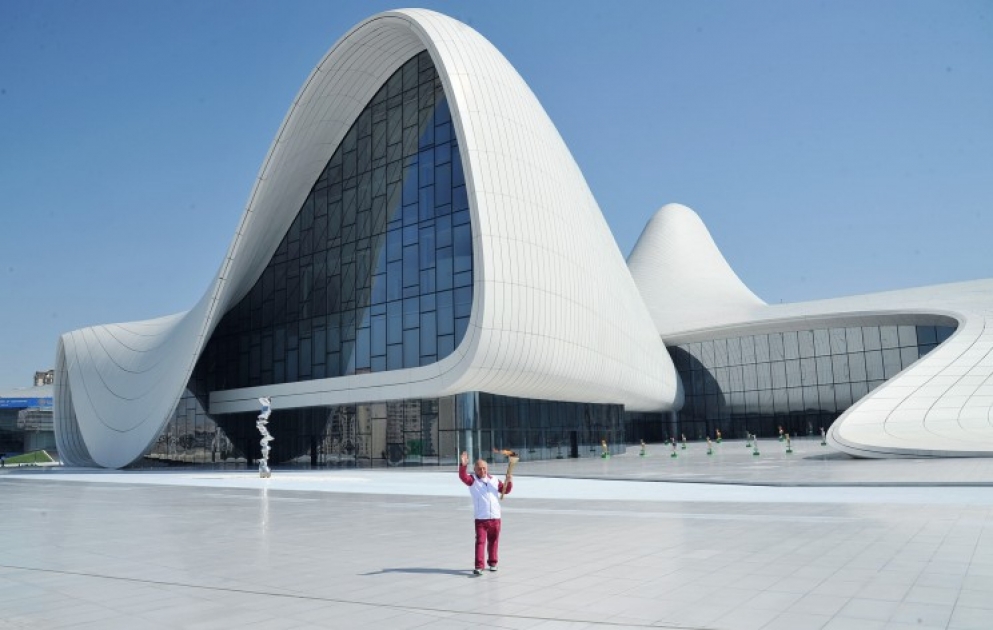La torche des premiers Jeux Européens au Centre Heydar Aliyev