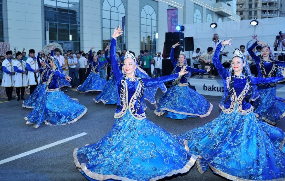 Unterhaltungsprogramm für lokale und ausländische Journalisten im Mediendorf von „Baku-2015“