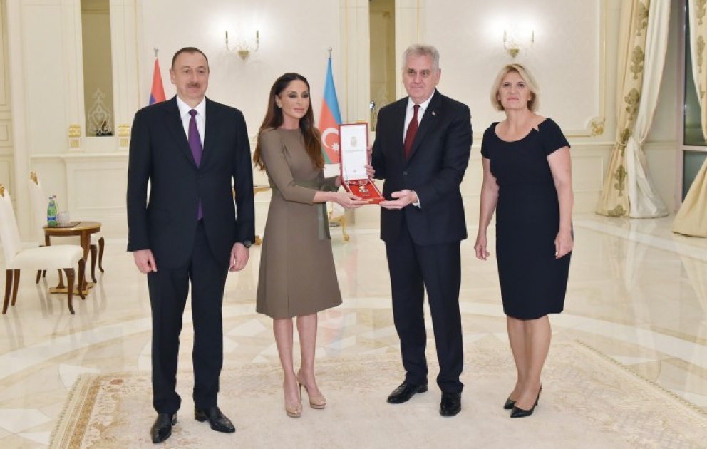Azərbaycan Prezidenti İlham Əliyev Serbiya Prezidenti Tomislav Nikoliçlə görüşüb.
Birinci xanım Mehriban Əliyevaya Serbiyanın “Sreten” ordeni təqdim edilib