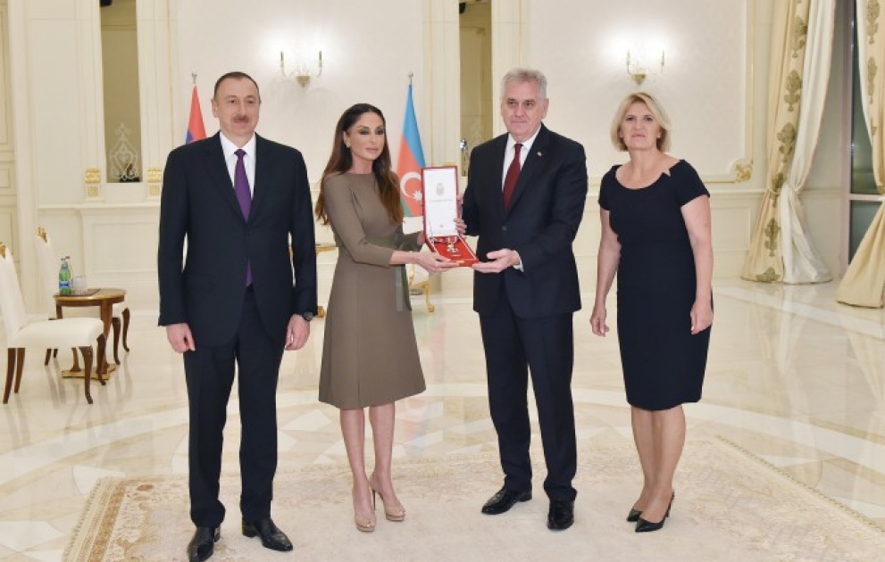 Treffen des Präsidenten von Aserbaidschan Ilham Aliyev mit seinem serbischen Amtskollegen Tomislav Nikolić
First Lady Mehriban Aliyeva wurde mit dem Orden „Sretenjski“ von Serbien ausgezeichnet