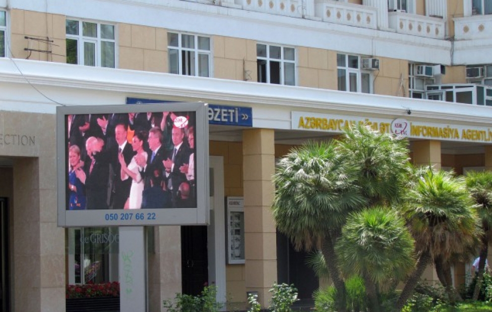 AZƏRTAC-ın “Bakı-2015”-dən bəhs edən videosüjet və fotoları paytaxtdakı monitorlarda nümayiş olunur